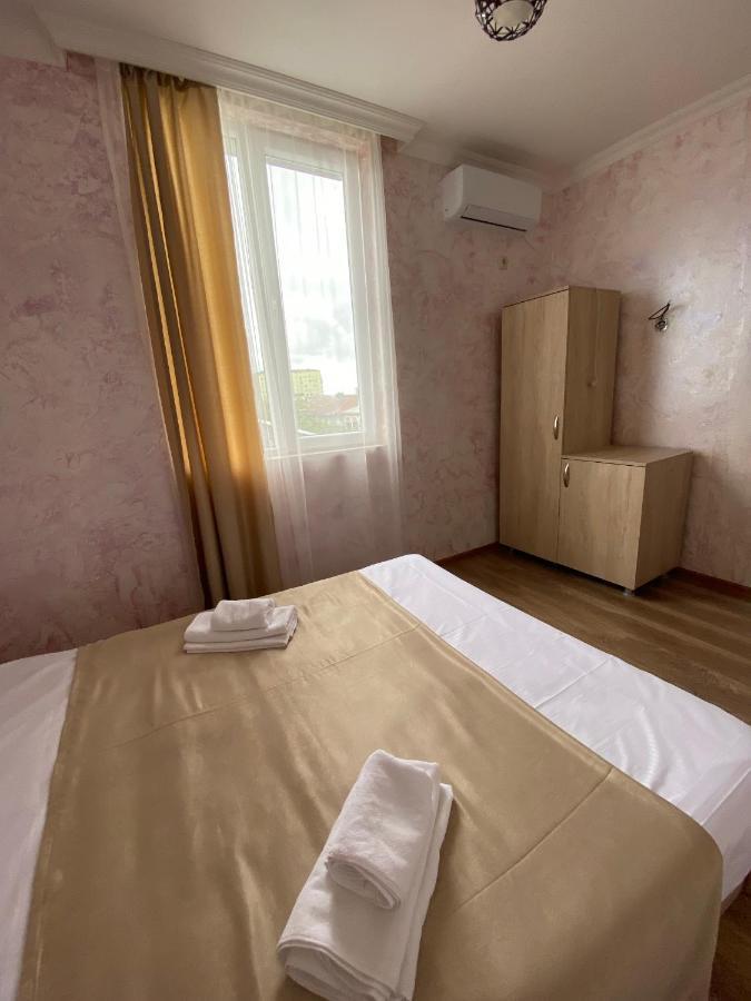 Holiday House Chkonia Hotel บาทูมิ ภายนอก รูปภาพ