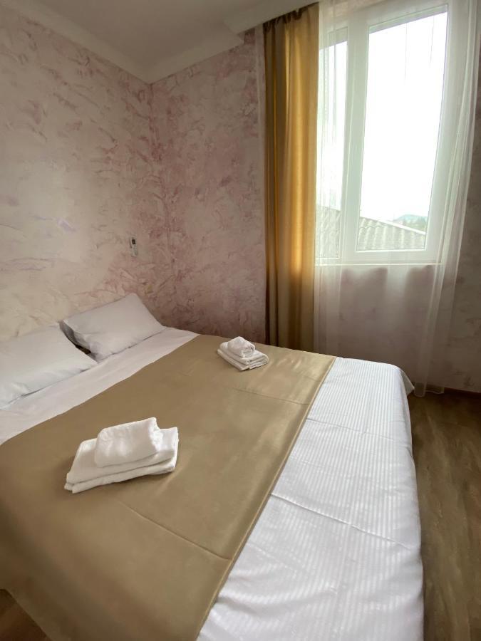 Holiday House Chkonia Hotel บาทูมิ ภายนอก รูปภาพ