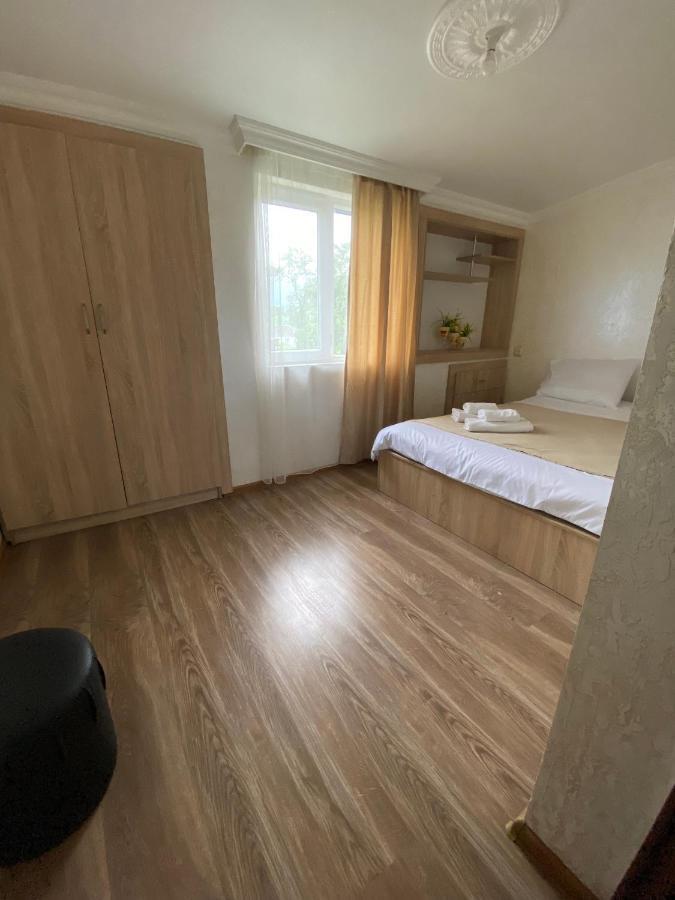 Holiday House Chkonia Hotel บาทูมิ ภายนอก รูปภาพ