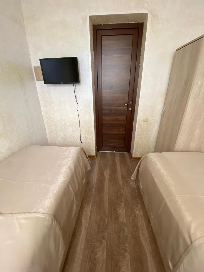 Holiday House Chkonia Hotel บาทูมิ ภายนอก รูปภาพ