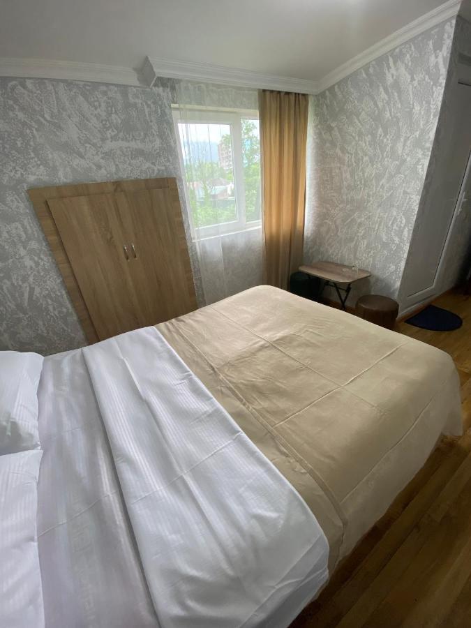 Holiday House Chkonia Hotel บาทูมิ ภายนอก รูปภาพ