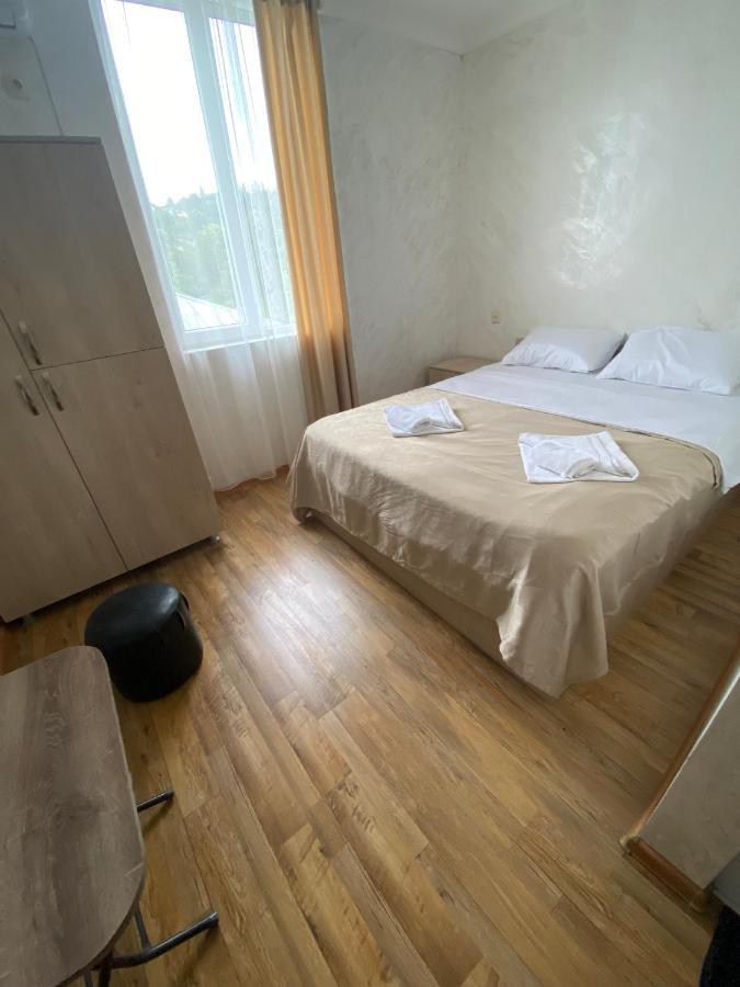 Holiday House Chkonia Hotel บาทูมิ ภายนอก รูปภาพ
