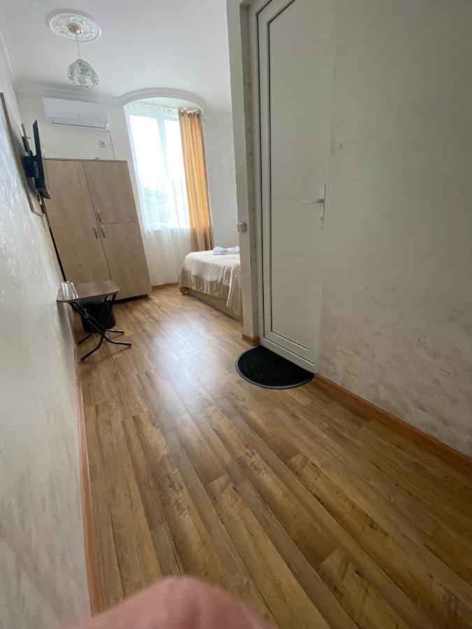 Holiday House Chkonia Hotel บาทูมิ ภายนอก รูปภาพ