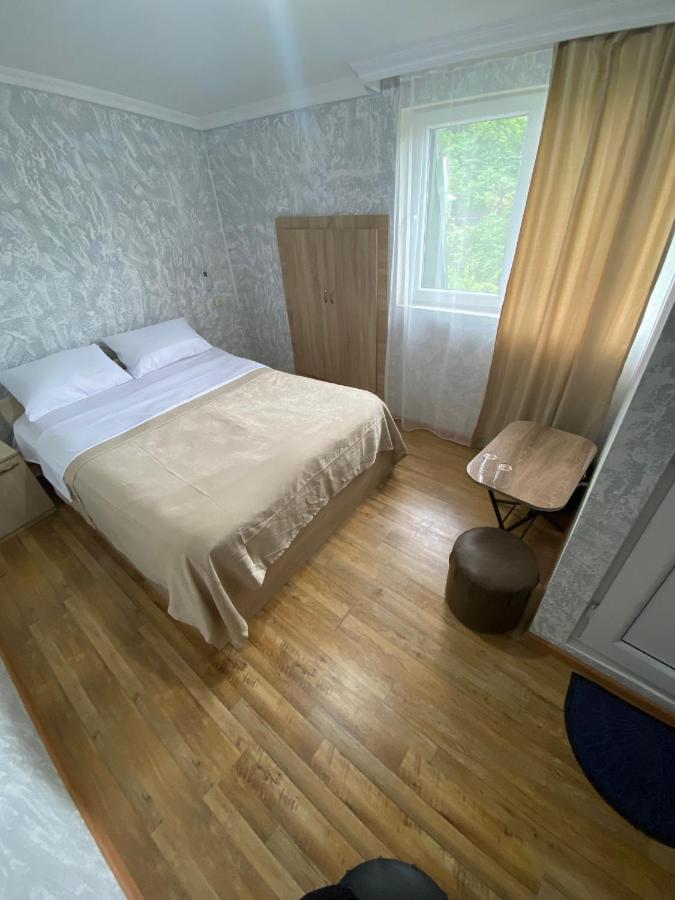 Holiday House Chkonia Hotel บาทูมิ ภายนอก รูปภาพ