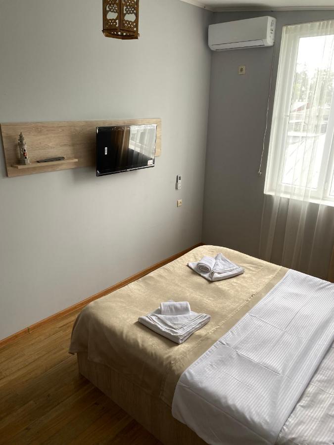 Holiday House Chkonia Hotel บาทูมิ ภายนอก รูปภาพ