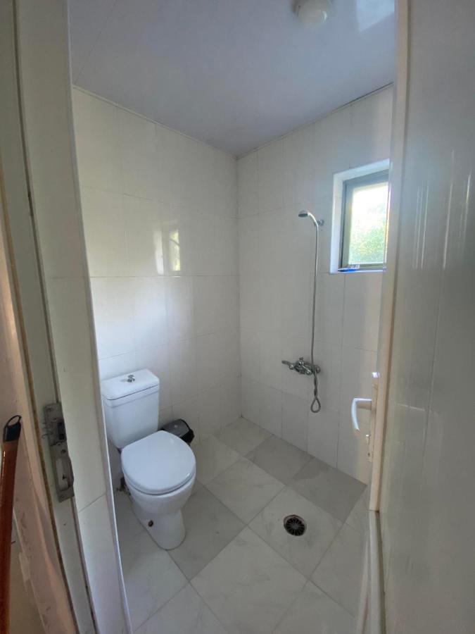 Holiday House Chkonia Hotel บาทูมิ ภายนอก รูปภาพ