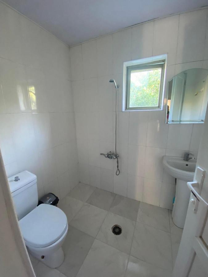 Holiday House Chkonia Hotel บาทูมิ ภายนอก รูปภาพ