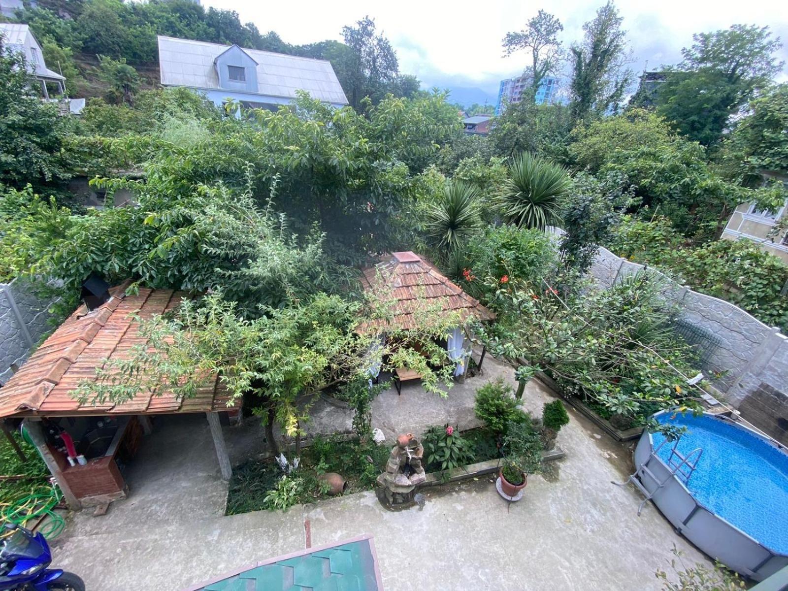 Holiday House Chkonia Hotel บาทูมิ ภายนอก รูปภาพ